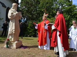 Biskup Jan Baxant požehnal v Přepeřích sochu sv. Jakuba 